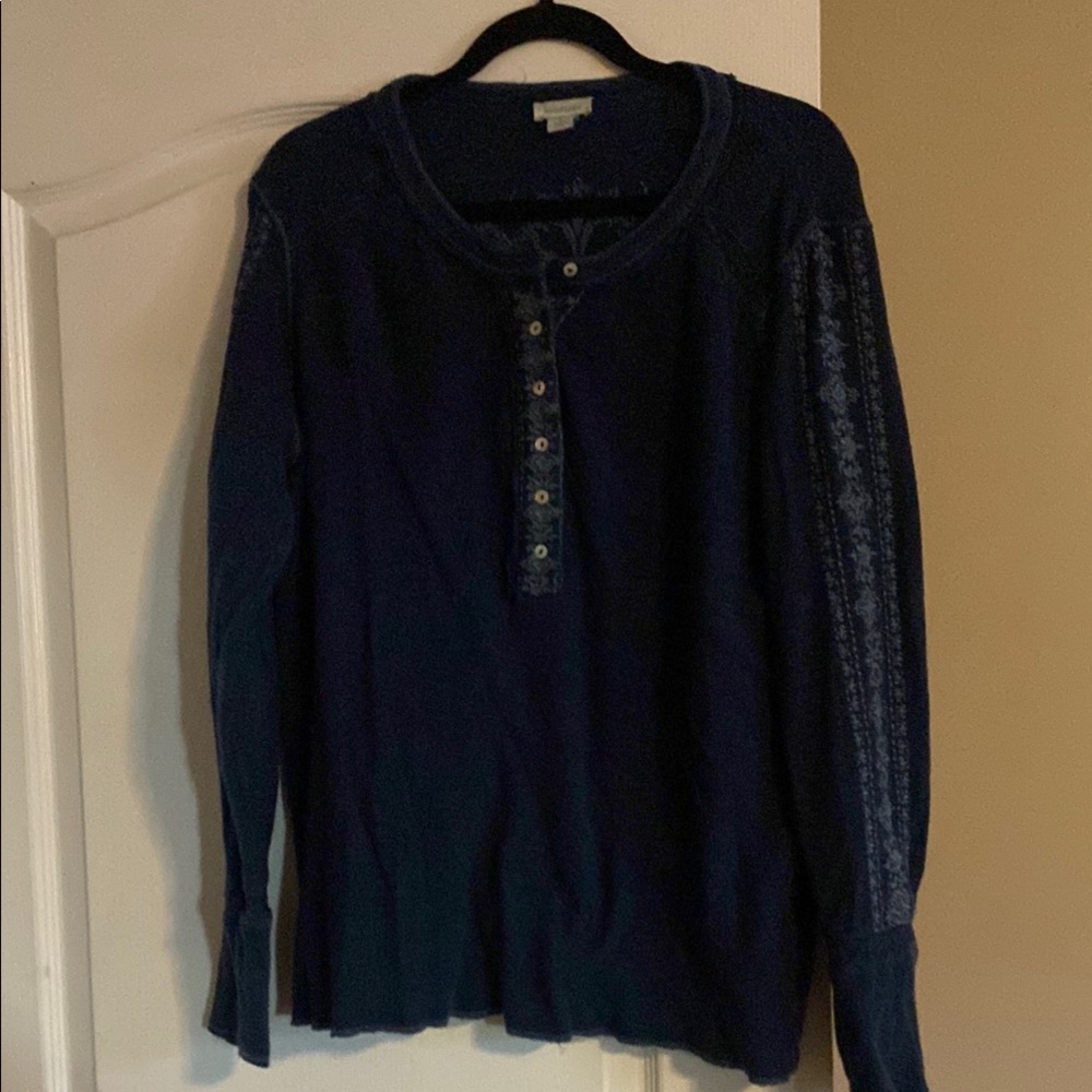 Sundance Blue Crewneck along Sleeve Top with Classic Knit Design